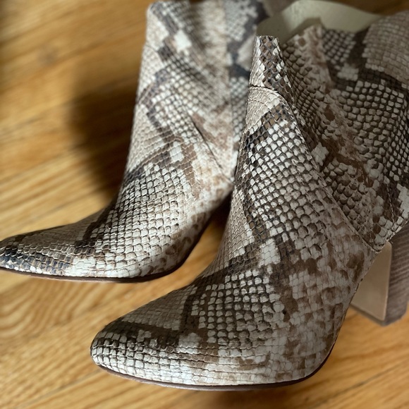 🐍 PYTHON VINCE CAMUTO BOOTIES - Picture 2 of 11